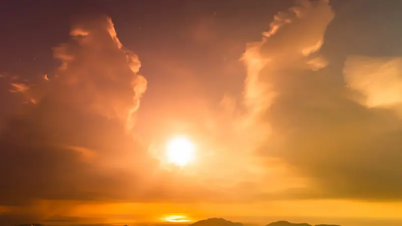 黄昏日落夕阳的天空