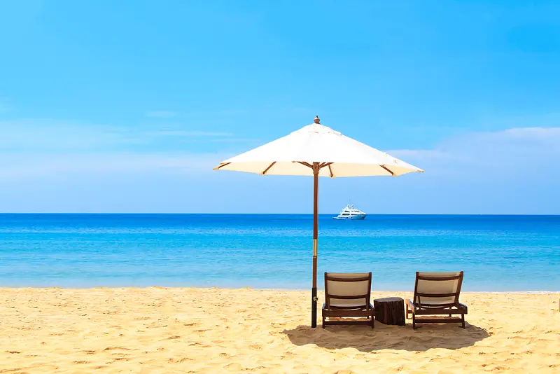 蓝色天空沙滩躺椅