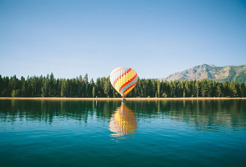 平静湖面的热气球海报背景