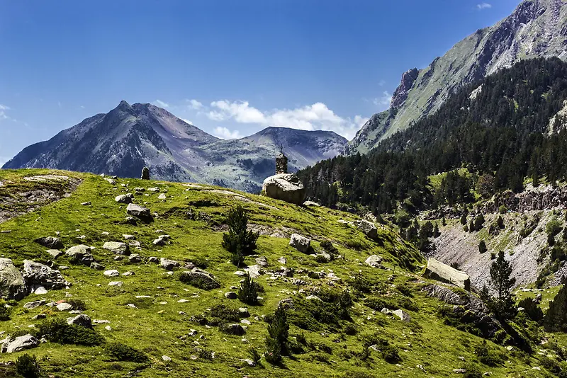 蓝天重峦叠嶂的高山草地