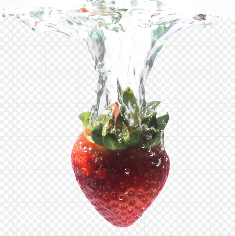 在水中的草莓