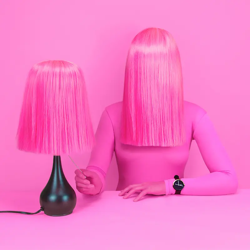 粉色背景前的两个粉色发套