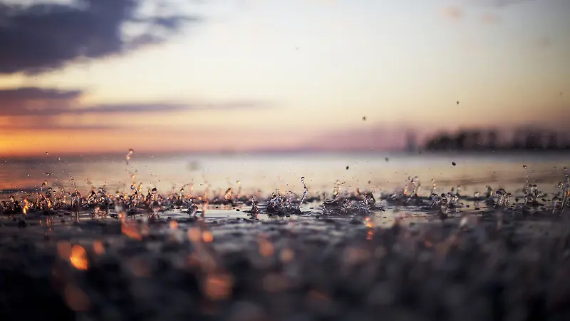 模糊的天空地上的雨水