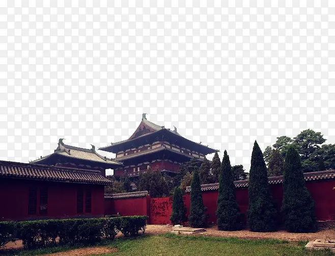 寺院外墙红墙和松树