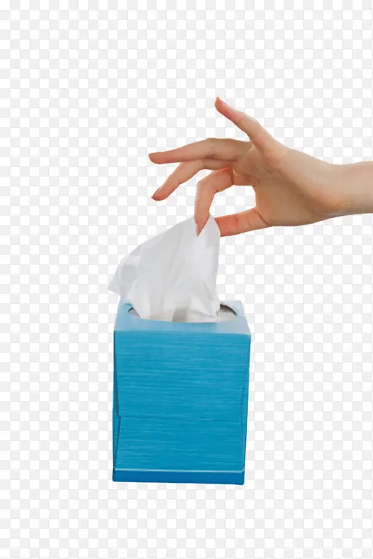 手拿着蓝色纸质包装里的纸巾
