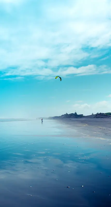天空海岸放风筝的人海报背景