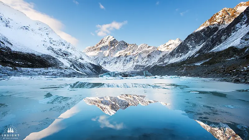 岩石蓝天白云雪山