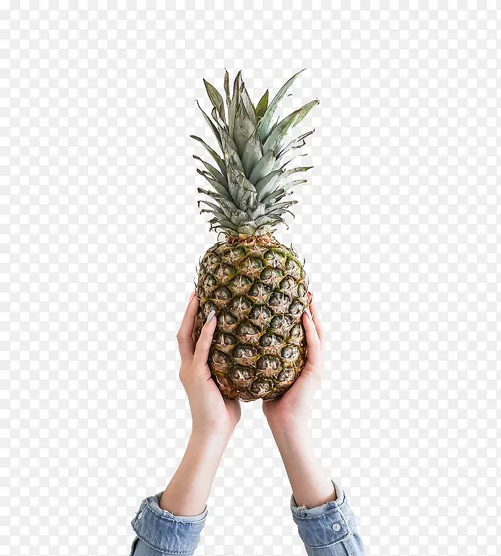 双手托起的菠萝
