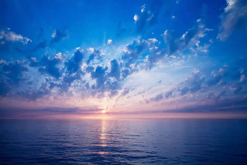 蓝天云彩夕阳海面