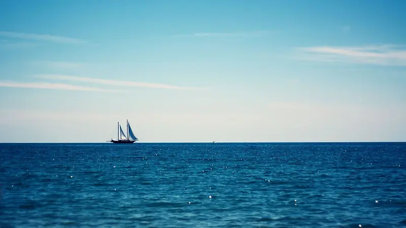 海边蓝色天空帆船轮船高清背景素材