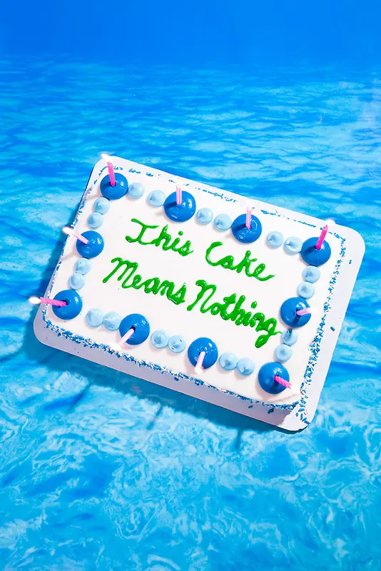 蓝色水面上的蛋糕海报背景