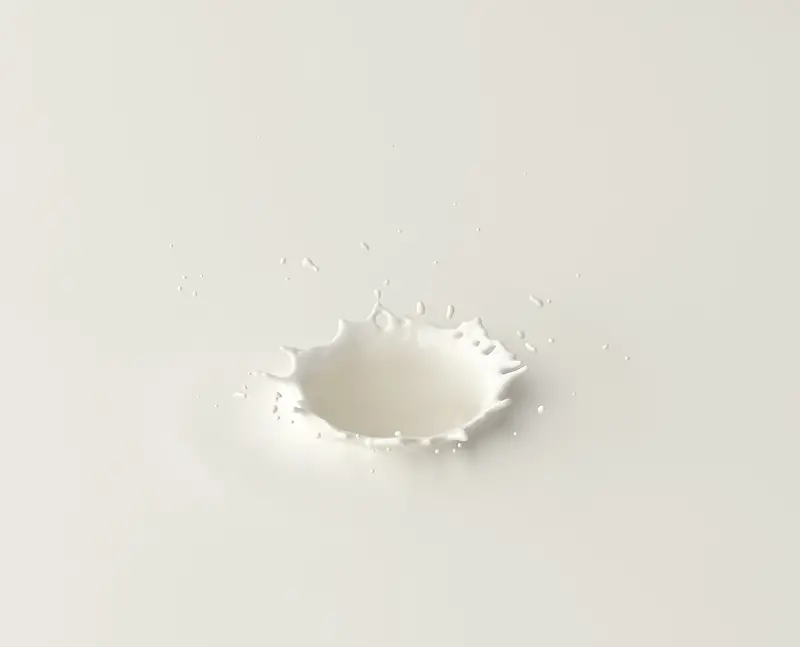 飞溅的牛奶牛奶滴落瞬间乳白色牛奶