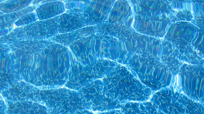 水波潋滟的蓝色水面