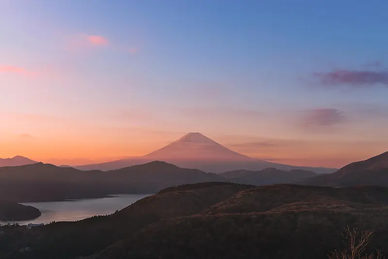蓝天阳光山峰河流