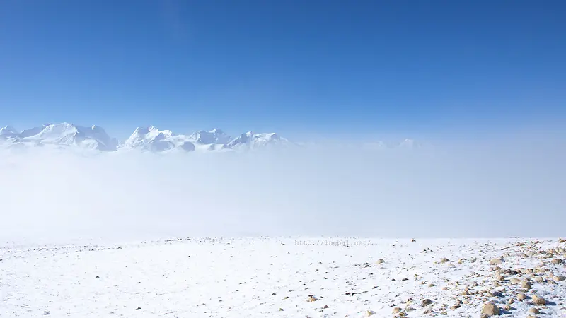 蓝色天空地面雪山高清摄影