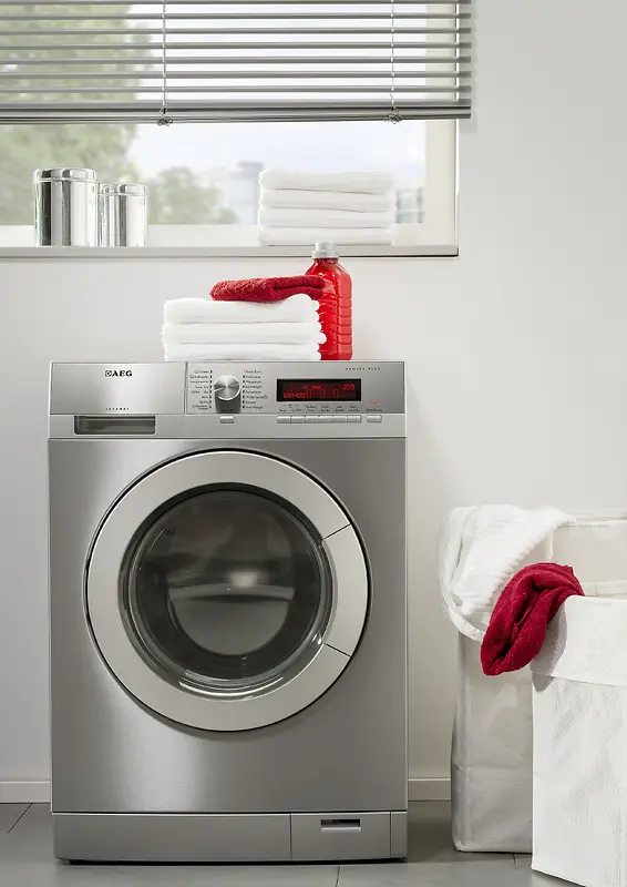 自动洗衣机滚筒式干净的毛巾
