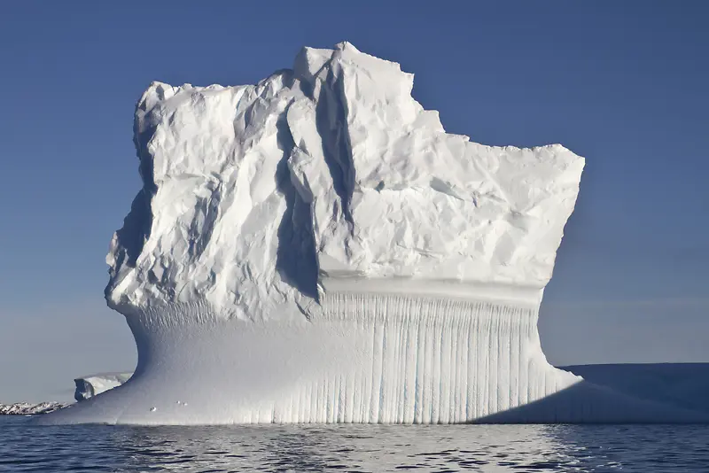巨大的雪山冰山摄影图