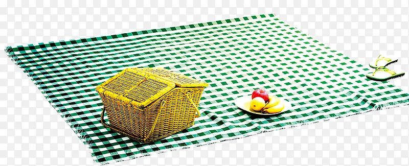 餐布上的篮子水果和拖鞋