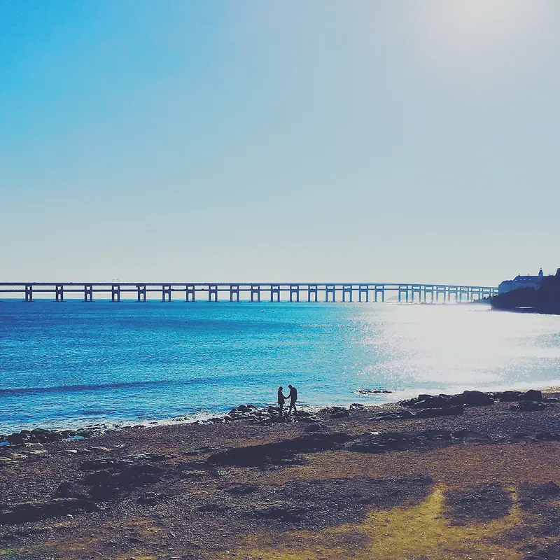 蓝天白云海水沙滩桥