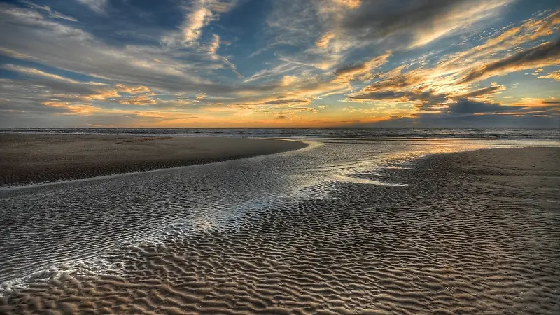 夕阳下的沙漠海报背景