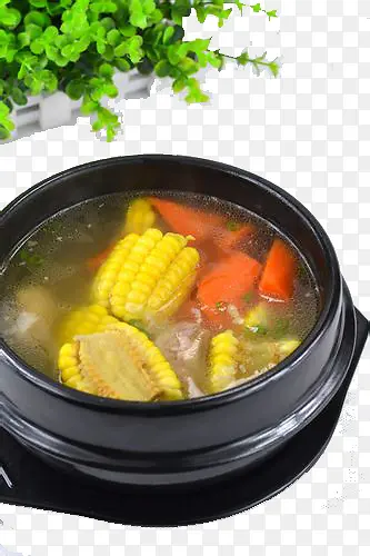 绿色植物和玉米胡萝卜排骨汤