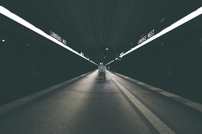 灰色孤独的隧道公路