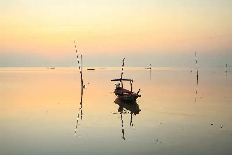 黄昏时候夕阳西下渔船高清摄影