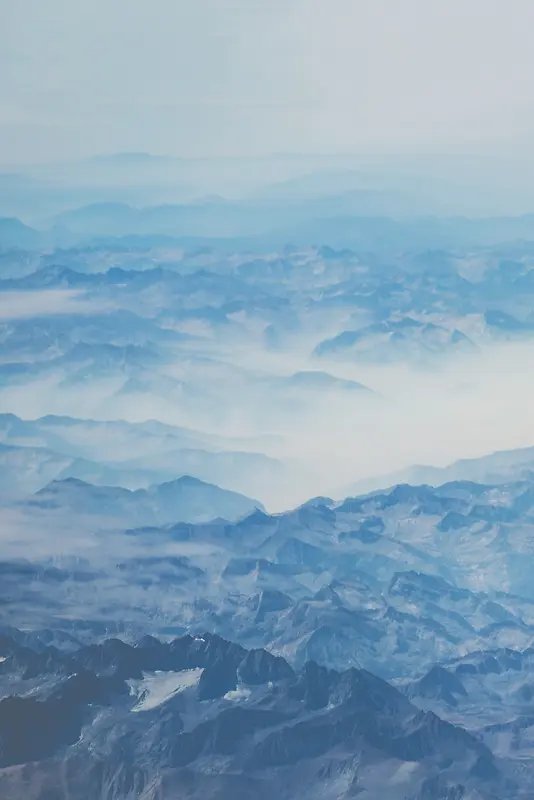 蓝色起伏手绘山峦