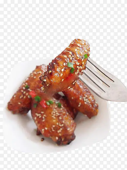 叉子叉起的鸡翅