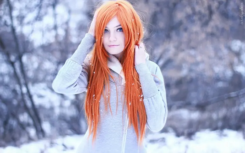 冬季雪中橙色头发的女人海报背景