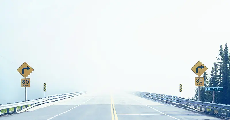 独自走在阳光明媚的公路上