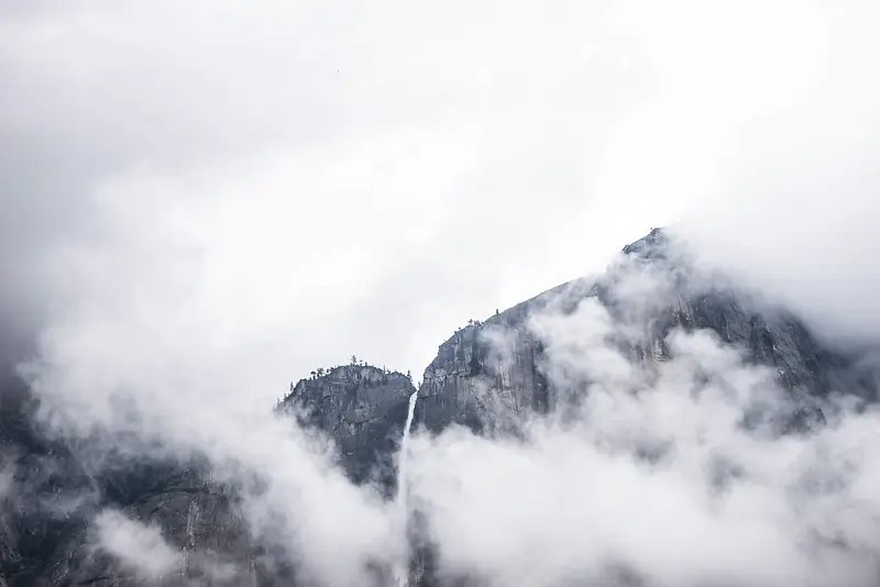 云雾中的山峰海报背景