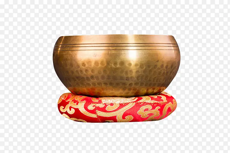 棉垫子上的铜碗