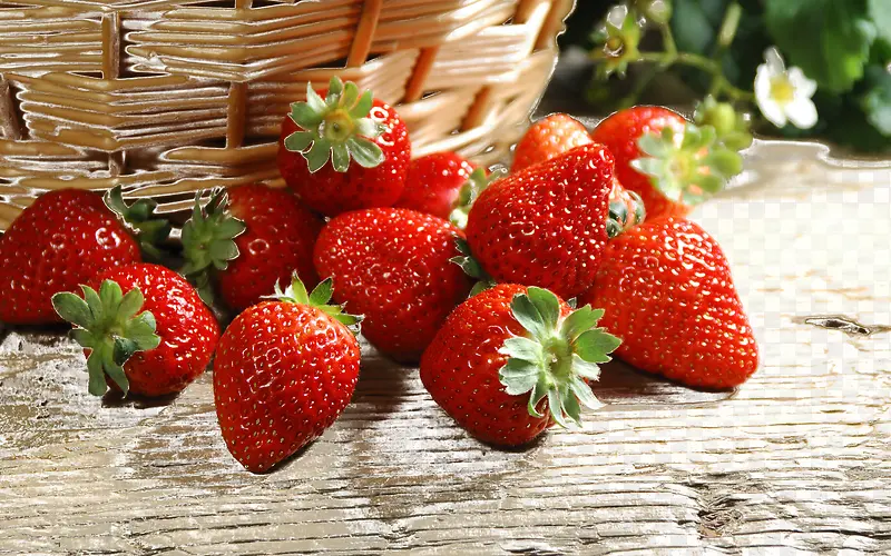 一堆草莓水果