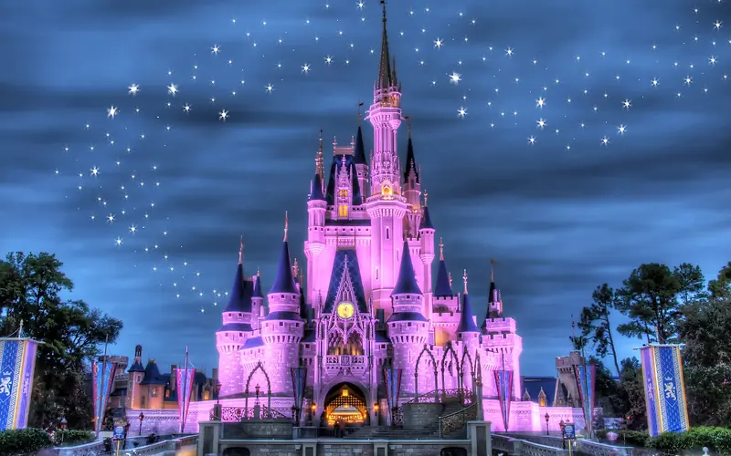 蓝色天空紫色城堡