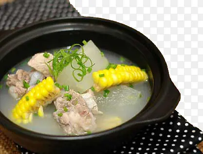 垫着桌布的玉米排骨汤