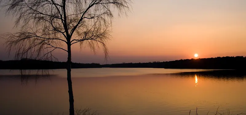 夕阳湖水背景