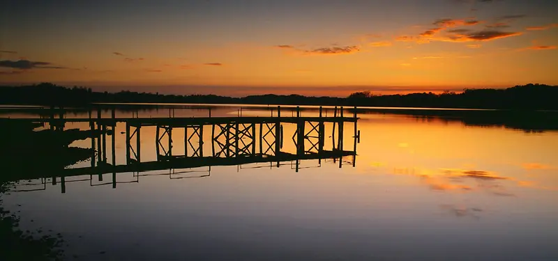 夕阳湖水背景