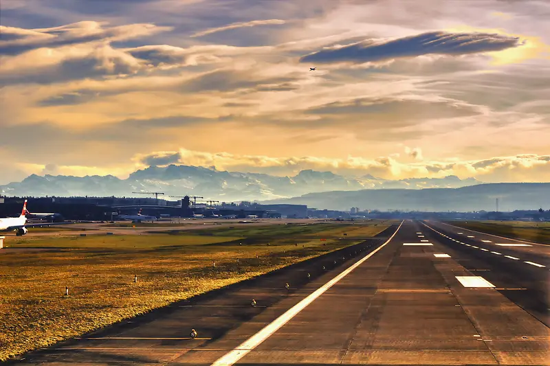 夕阳下的航空机场跑道