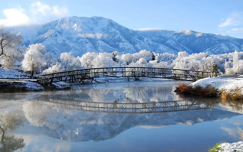 唯美冬季湖泊雪景