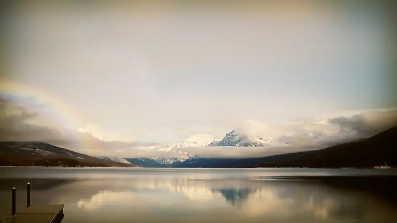 远山雪景湖面壁纸