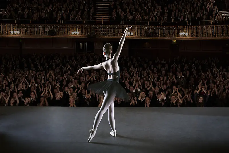 剧院芭蕾舞者灯光场景背景图片