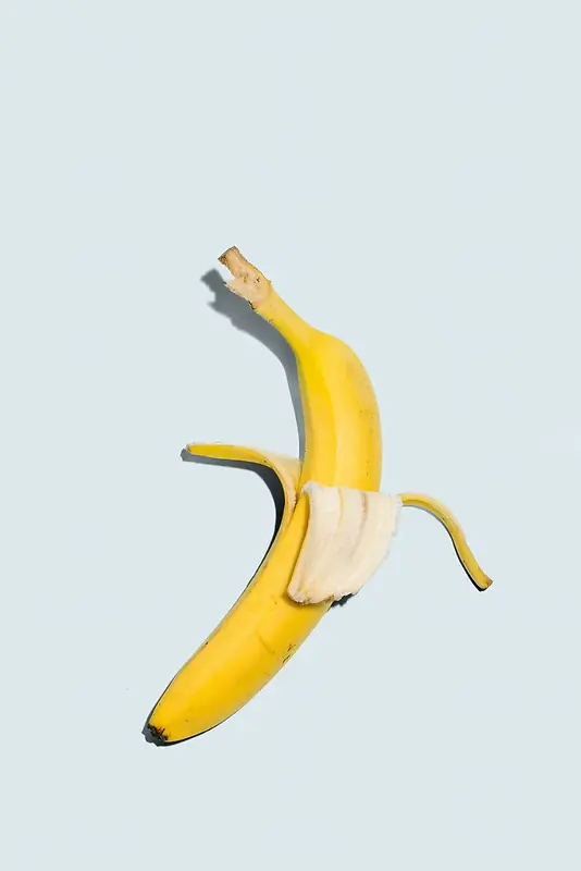 扒皮的黄色香蕉海报背景