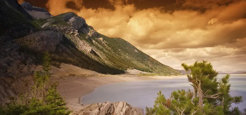 天空高山湖水背景