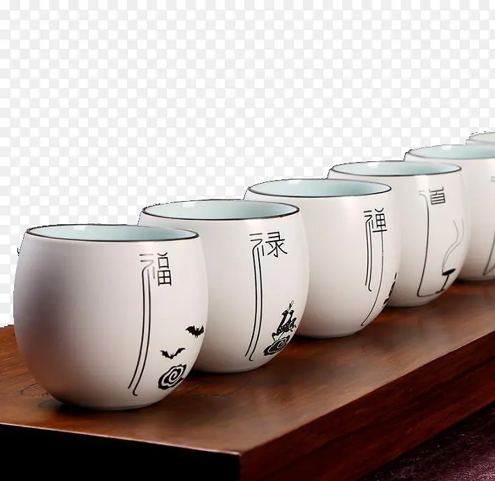 木柜上的茶杯