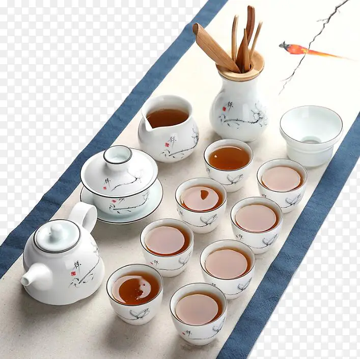 茶壶茶具和装满茶水的茶杯
