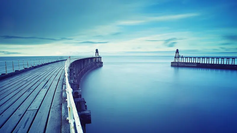 蓝色怀旧海面木桥