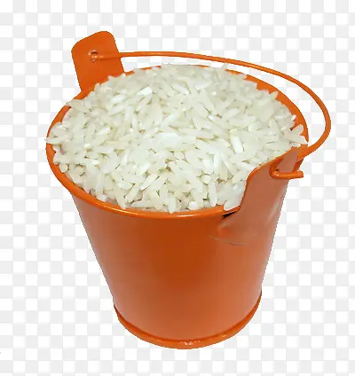 一个橙色铁皮桶里放满了大米