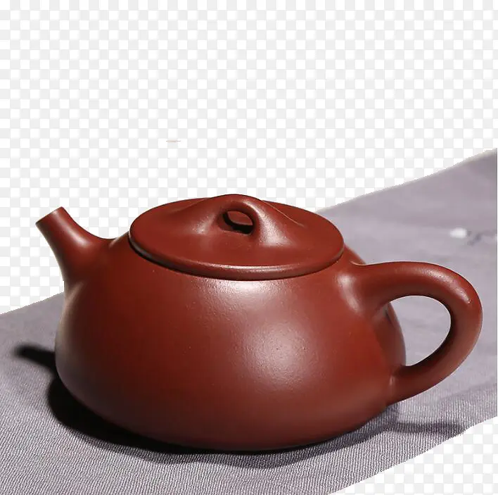 布上的紫砂功夫茶壶