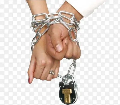 用链条绑在一起的夫妻的手